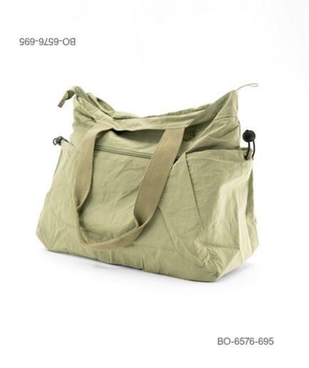 Bolso de mano amplio o de viaje de tela suave e impermeable para dama con asas de hombro, bolsillos laterales con cordón ajustable y cierre superior BO6576