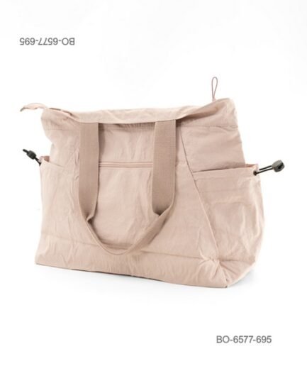 Bolso de mano amplio o de viaje de tela suave e impermeable para dama con asas de hombro, bolsillos laterales con cordón ajustable y cierre superior BO6577