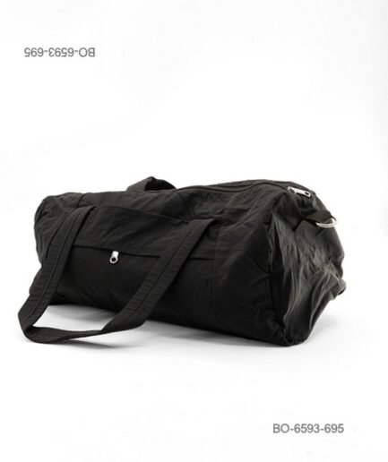 Bolso de mano deportivo o de viaje (tipo duffel) de tela suave e impermeable para dama con asas largas de hombro y cierre superior BO6593