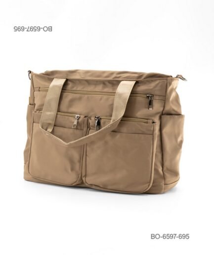 Bolso de mano amplio o de viaje de tela suave e impermeable para dama con asas de hombro, múltiples bolsillos frontales con cierre y diseño funcional BO6597
