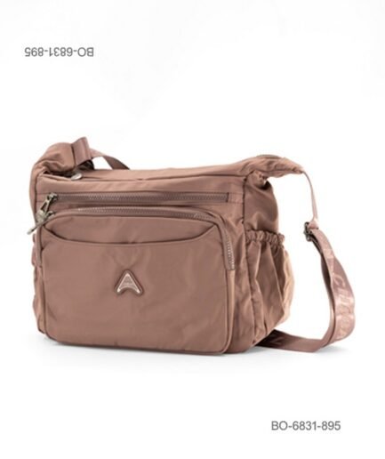 Bolso bandolera de tela suave e impermeable para dama con múltiples bolsillos frontales con cierre, correa ajustable para el hombro y detalle de placa metálica triangular BO6831