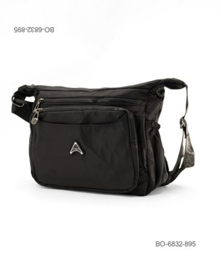 Bolso bandolera de tela suave e impermeable para dama con múltiples bolsillos frontales con cierre, correa ajustable para el hombro y detalle de placa metálica triangular BO6832