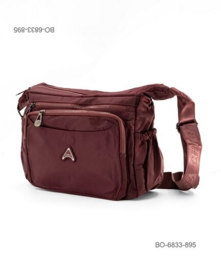 Bolso bandolera de tela suave e impermeable para dama con múltiples bolsillos frontales con cierre, correa ajustable para el hombro y detalle de placa metálica triangular BO6833