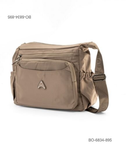 Bolso bandolera de tela suave e impermeable para dama con múltiples bolsillos frontales con cierre, correa ajustable para el hombro y detalle de placa metálica triangular BO6834