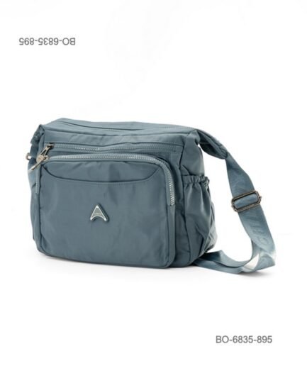 Bolso bandolera de tela suave e impermeable para dama con múltiples bolsillos frontales con cierre, correa ajustable para el hombro y detalle de placa metálica triangular BO6835