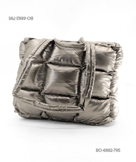Bolso de mano acolchado (tipo puffer) de tela suave y brillante para dama con asas de hombro y diseño acolchonado en bloques BO6882