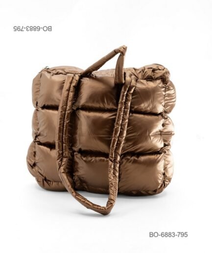 Bolso de mano acolchado (tipo puffer) de tela suave y brillante para dama con asas de hombro y diseño acolchonado en bloques BO6883