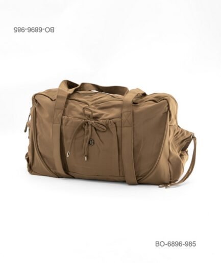 Bolso de mano amplio o de viaje de tela suave e impermeable para dama con asas de hombro, bolsillos laterales con cordón ajustable, bolsillo frontal con cierre y diseño funcional BO6896