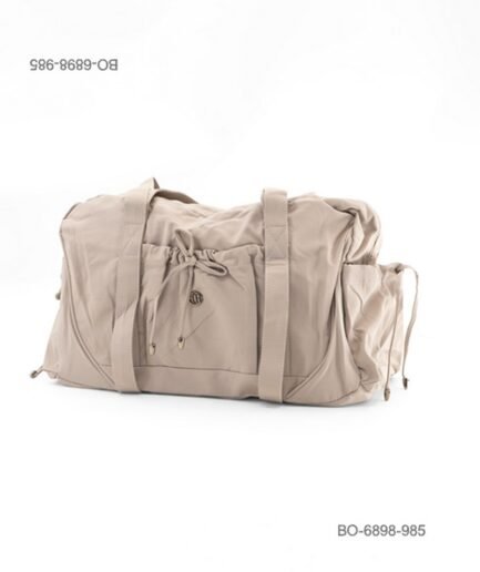 Bolso de mano amplio o de viaje de tela suave e impermeable para dama con asas de hombro, bolsillos laterales con cordón ajustable, bolsillo frontal con cierre y diseño funcional BO6898