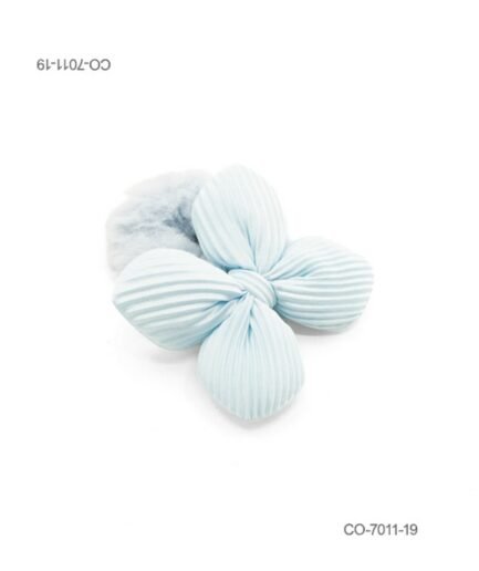 Colero para el cabello tipo scrunchie con diseño de mariposa de tela plisada en color celeste y parte posterior de textura suave CO7011