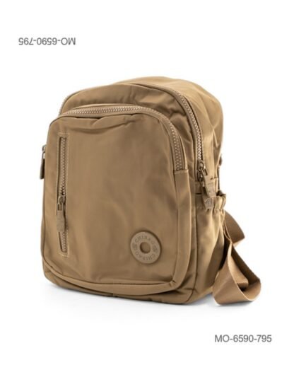 Mochila de tela suave e impermeable para dama con múltiples compartimentos frontales con cierre, bolsillos laterales, correas ajustables MO6590