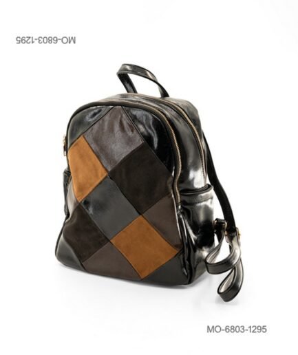 Mochila de eco-cuero para dama con diseño geométrico multicolor en tonos marrones en el frente, compartimento principal con cierre, correas ajustables y asa superior MO6803