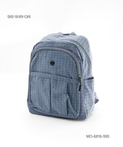Mochila de tela suave e impermeable para dama con diseño cuadriculado sutil, compartimento principal amplio, bolsillos frontales, correas ajustables MO6816