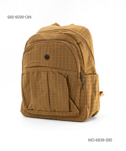 Mochila de tela suave e impermeable para dama con diseño cuadriculado sutil, compartimento principal amplio, bolsillos frontales, correas ajustables MO6839