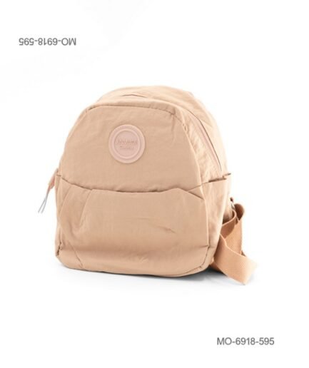 Mochila de tela suave e impermeable para dama con múltiples compartimentos frontales con cierre, bolsillos laterales, correas ajustables MO6918