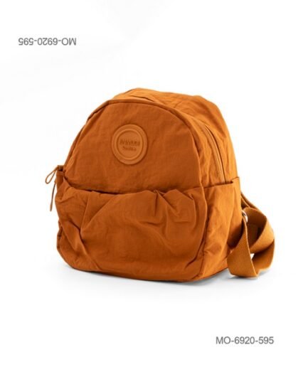 Mochila de tela suave e impermeable para dama con múltiples compartimentos frontales con cierre, bolsillos laterales, correas ajustables MO6920