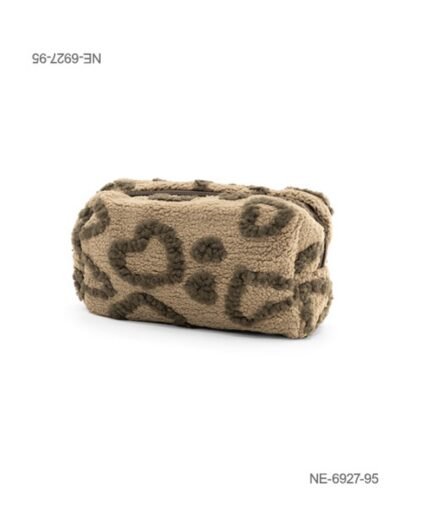 Neceser o estuche de textura suave y afelpada (tipo corderito) para dama con diseño de estampado de corazones, cierre superior y compartimento principal NE6927