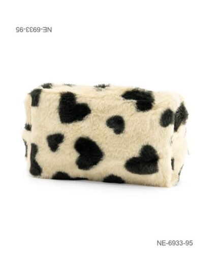 Neceser o estuche de textura suave y afelpada (tipo peluche o corderito) para dama con diseño de estampado de corazones negros sobre fondo beige, cierre superior y compartimento principal NE6933