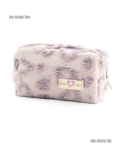 Neceser o estuche de textura suave y afelpada (tipo corderito) para dama con diseño de estampado de corazones, etiqueta decorativa con la inscripción "Good Love", cierre superior y compartimento principal NE6935