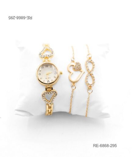Set de regalo para mujer en color dorado, compuesto por un reloj de pulsera con caja circular y detalles de corazones con pedrería brillante en la correa, acompañado por dos pulseras finas a juego RE6868