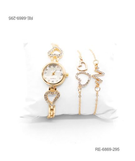 Set de regalo para mujer en color dorado, compuesto por un reloj de pulsera con caja circular y detalles de corazones con pedrería brillante en la correa, acompañado por dos pulseras finas a juego RE6869