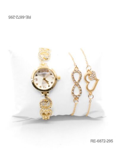 Set compuesto por un reloj de pulsera con caja circular y detalles de volutas o remolinos con pedrería brillante en la correa, acompañado por dos pulseras finas a juego RE6872