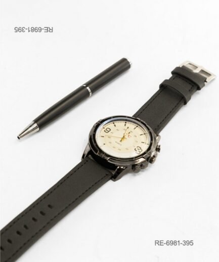 Set compuesto por un reloj de pulsera con esfera clara, números grandes y caja metálica oscura con correa de cuero sintético negro, acompañado por un bolígrafo elegante a juego RE6891