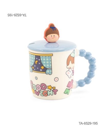 Taza o jarra de cerámica para té o café con diseño nocturno de una ventana con estrellas, la inscripción "GOOD NIGHT", mango azul con relieve de esferas, tapa celeste a juego con figura decorativa de personaje y cuchara TA6529