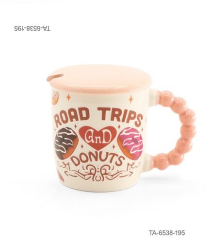 Taza o jarra de cerámica para té o café con diseño de donas, un corazón y la inscripción "ROAD TRIPS AnD DONUTS", mango rosa con relieve de esferas, tapa rosa a juego y cuchara TA6538