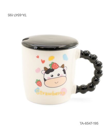 Taza o jarra de cerámica para té o café con diseño tierno de vaquita con una fresa en la cabeza, manchas de colores, corazones y la inscripción "Strawberry", mango negro con relieve de esferas, tapa negra a juego TA6547