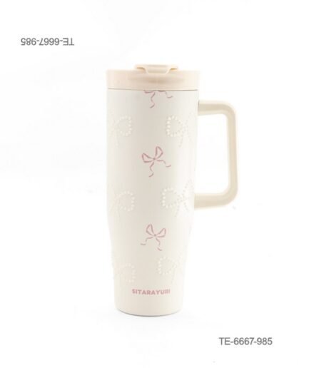 Vaso térmico con asa lateral y tapa a presión con boquilla, diseño de lazos rosados y lazos formados por perlas o cuentas sobre fondo beige TE6667