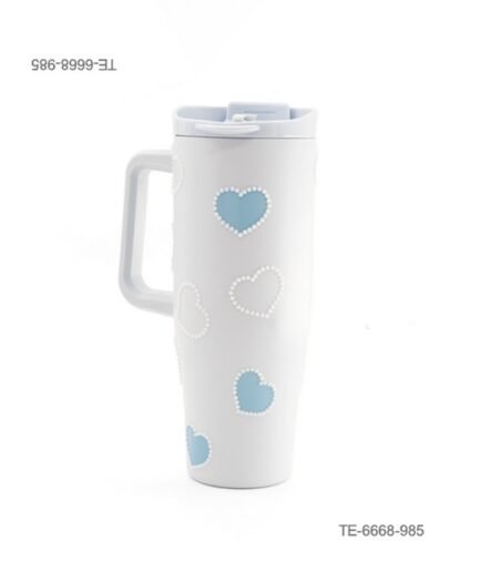Vaso térmico con asa lateral y tapa a presión con boquilla, diseño de corazones celestes y corazones delineados con perlas o cuentas sobre fondo blanco TE6668