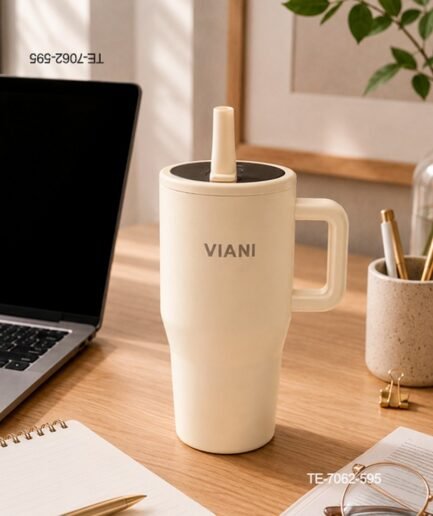 Vaso térmico o jarra con asa lateral, tapa con boquilla o sorbete incorporado, la inscripción "VIANI" sobre fondo beige TE7062