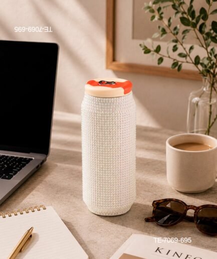 Vaso térmico o botella con formato de lata, completamente cubierto de brillantes o pedrería con reflejos iridiscentes, tapa superior a presión en tono claro con detalle rojo y anilla tipo lata TE7069