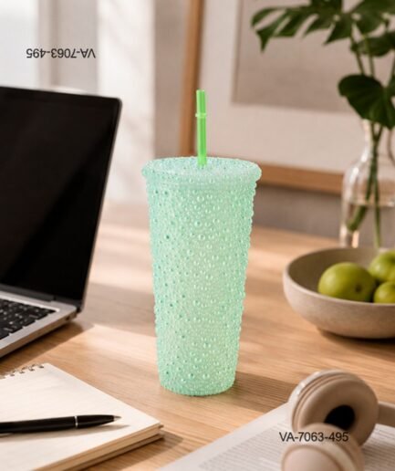 Vaso decorado con cuentas, perlas o brillantes en tono verde claro, tapa a juego totalmente revestida y sorbete verde incluido VA7063