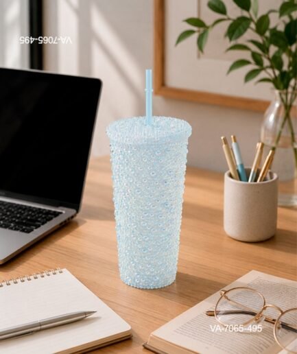 Vaso decorado con cuentas, perlas o brillantes en tono celeste, tapa a juego totalmente revestida y sorbete verde incluido VA7065