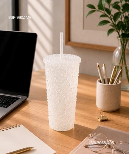 Vaso decorado con cuentas, perlas o brillantes en tonos blancos, tapa a juego totalmente revestida y sorbete verde incluido VA7066