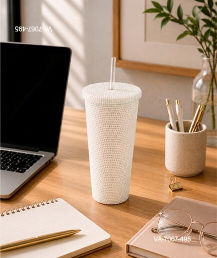 Vaso decorado con cuentas, perlas o brillantes en tonos crema, tapa a juego totalmente revestida y sorbete verde incluido VA7067