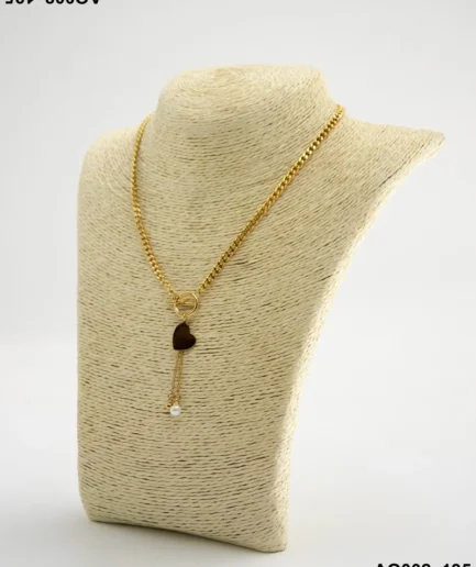 Collar dorado con dije en forma de corazón oscuro y detalle de perla blanca AQ002