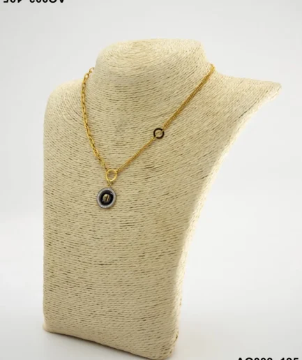 Collar dorado con dije circular y piedra oscura central AQ003