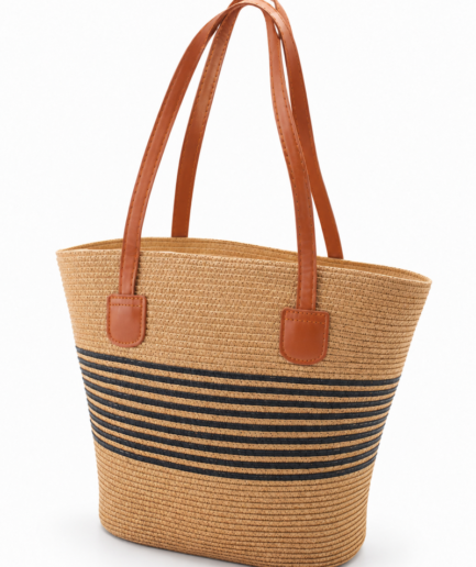 Bolso tipo tote de estilo playero o casual, confeccionado en tejido de paja o papel trenzado en color natural tostado con un diseño de franjas horizontales oscuras en la parte inferior C0130