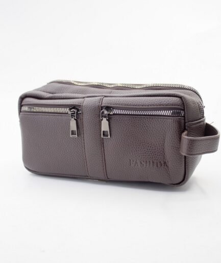 Bolso de mano casual de hombre en ecocuero marrón con múltiples bolsillos y cierres metálicos C0394