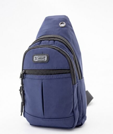 Mochila bandolera casual en tela azul con bolsillos frontales y parche C0440