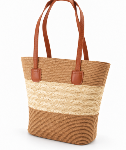 Bolso tipo tote de estilo playero o casual, confeccionado en tejido de paja o papel trenzado en tonos marrón tostado y beige claro con un panel central de tejido trenzado decorativo C9969