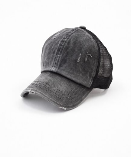 Gorra estilo camionero o trucker de lona lavada en color gris oscuro con efecto desgastado, detalles rotos y malla trasera negra G0093