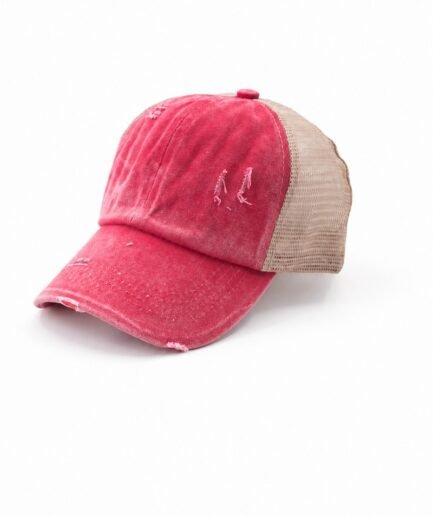 Gorra estilo camionero o trucker de lona lavada en color rojo o fucsia con efecto desgastado, detalles rotos y malla trasera en tono beige G0095