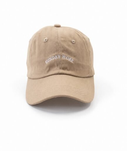 Gorra estilo béisbol de lona lavada en color caqui o beige claro con el texto bordado "SUNDAY WORK" en la parte frontal G0098