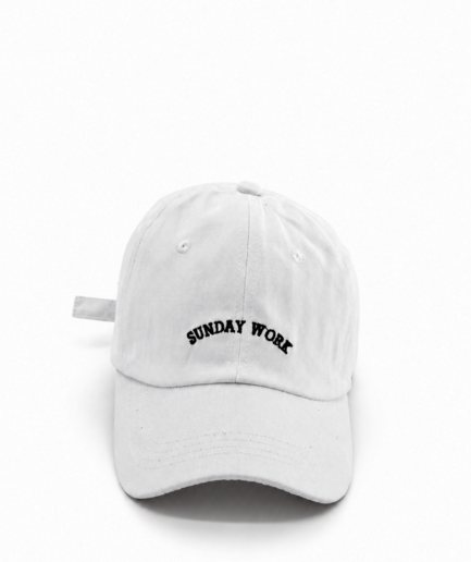 Gorra clásica de estilo béisbol confeccionada en lona lavada de algodón en color blanco con el texto bordado "SUNDAY WORK" en contraste negro en la parte frontal G0278