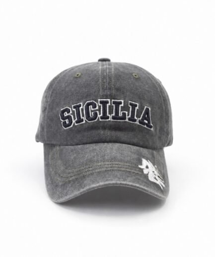 Gorra clásica de estilo béisbol confeccionada en lona lavada de algodón en color gris oscuro con el texto bordado "SICILIA" en la parte frontal y un detalle bordado en blanco sobre la visera G9997