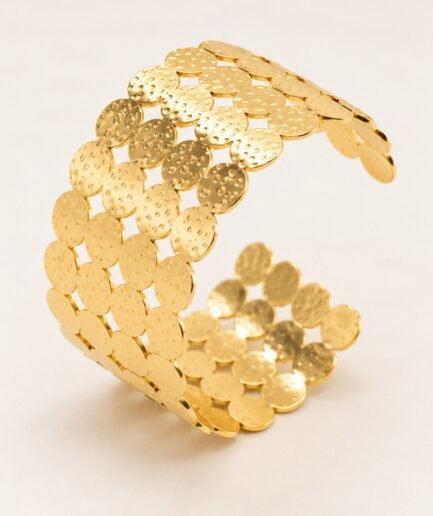 Pulsera rígida abierta con diseño texturizado de círculos superpuestos y acabado dorado brillante P0748